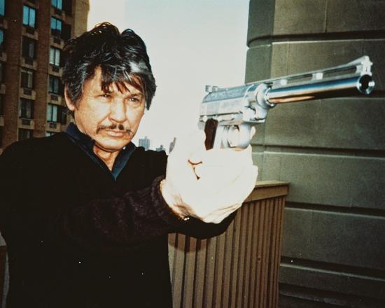 Charles Bronson a Wildey Survivorral egy tetőn, a Bosszúvágy 3 promóciós fotóján